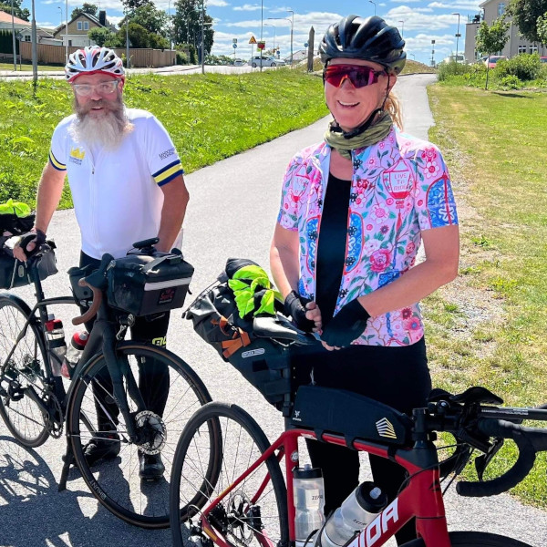 två cyklister i vildmark